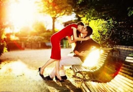 为什么男生接吻时候手不老实 男生的这种表现正常吗