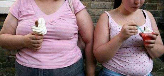 男子被200多斤的妻子压死一事引热议，女性体重过大有什么危害？