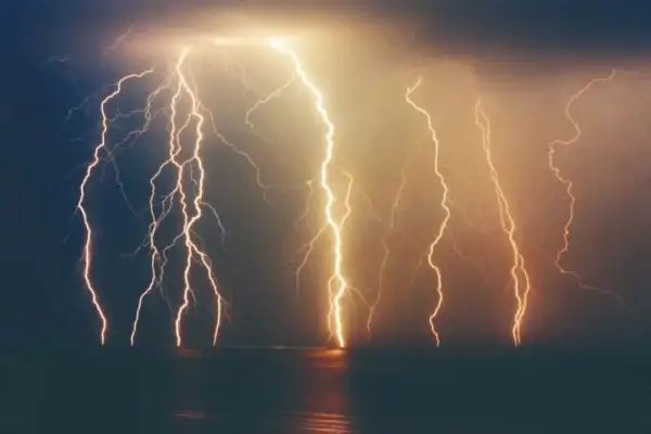 上海暴雨,黑夜中巨大闪电击地,闪电的威力有多大?