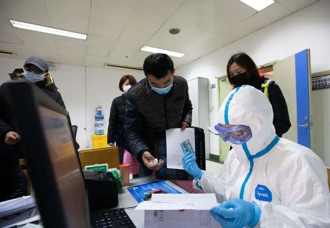 江西老人流浪上海街头，热心网友接力救助，如何保障普通患者的就医需求？