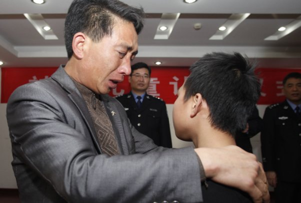 哈尔滨一位11岁女孩在家楼下补课后失联已11年,妈妈是如何回应此事的?