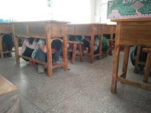 泸县地震又降雨，幼儿园老师用被子裹紧孩子，你对这一幕有何感触？