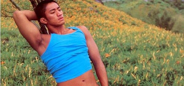 杜达雄早期男裸摄影照 对男人的身体是有多钟爱还说不是GAY