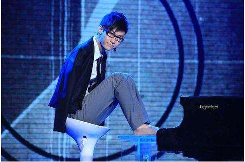 中国达人秀上面那个没有手，用脚弹钢琴的叫什么名字 他的资料？他进入决赛了吗？