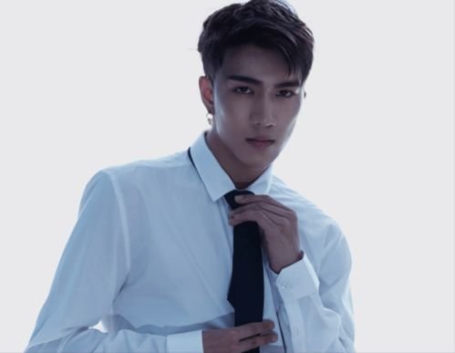 韩美娟拍毕业照注意表情管理，这是因为他参加过男团选秀吗？