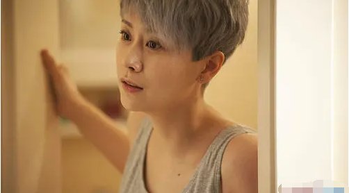 《北京遇上西雅图》里，海清生孩子时旁边抱着她哭的女人是谁？