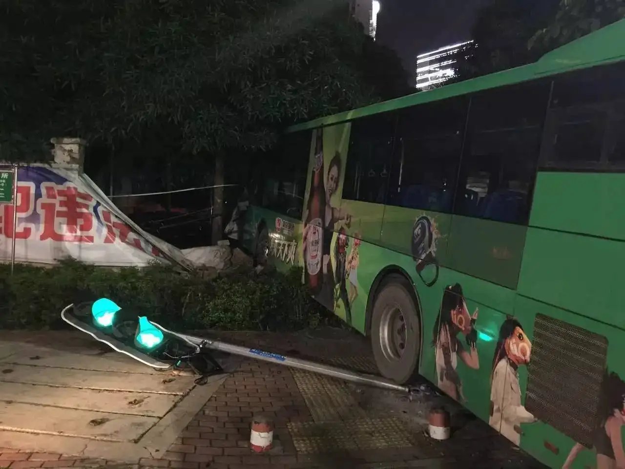 厦门公交车失控冲上人行道致6人受伤，此次事故是如何造成的？