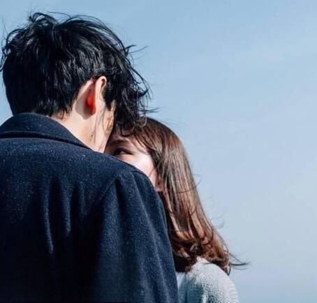 为什么男生接吻时候手不老实 男生的这种表现正常吗