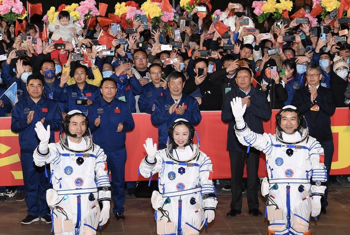 神十三划过星河的场面被拍下，如何评价这一景色？