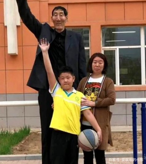 中国第一巨人鲍喜顺：不听医生劝告执意生下一子，儿子现状如何？