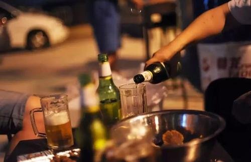 去同事家喝酒，我们都喝多了半夜醒来发现我和同事老婆睡在一起，我该怎么办？