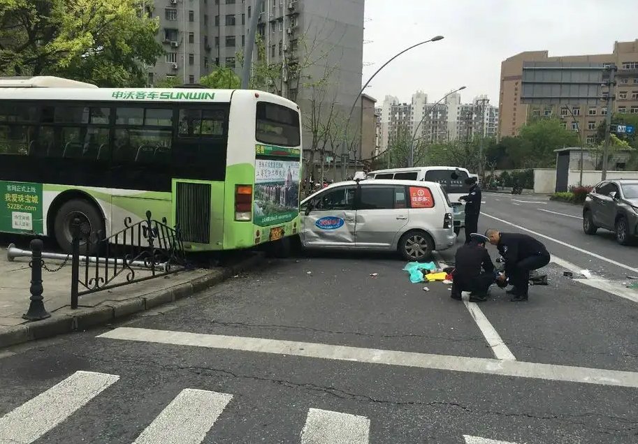 厦门公交车失控冲上人行道致6人受伤，此次事故是如何造成的？