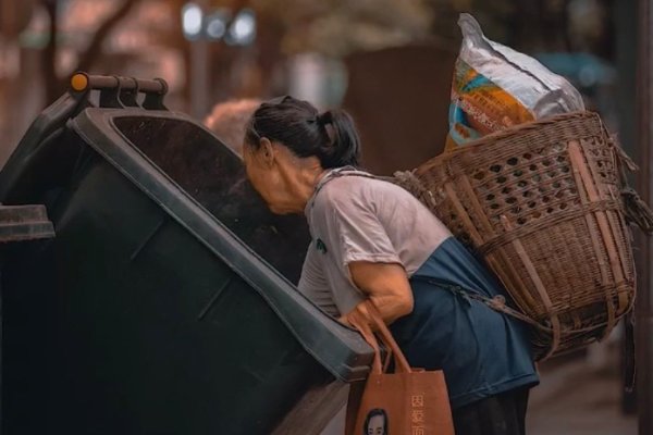 要不是为了碎银几两，谁愿意颠沛流离下一句？