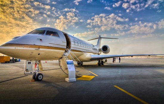 宋妍霏：我妈一个人坐飞机飞走了，你在坐飞机时遇到过哪些趣事？