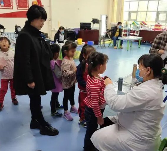 北京一女子辞高薪入职幼儿园陪伴4岁病女,这位母亲有多伟大?