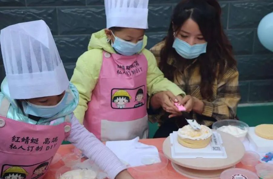 蛋糕烘焙培训费用一般多少钱？