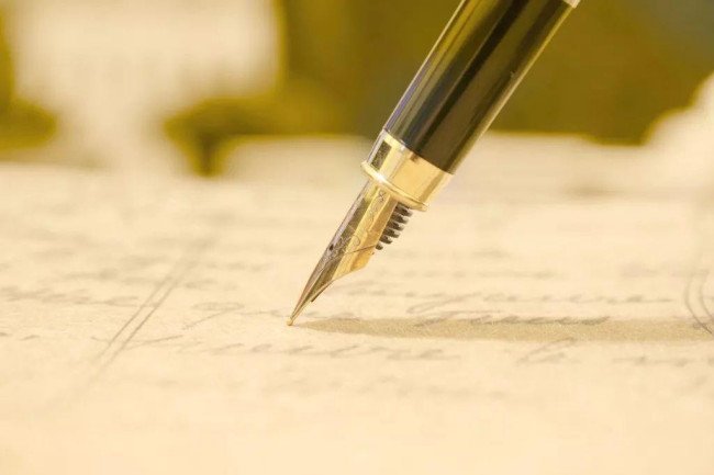 猜谜语：自己是个哑巴，却替别人说话，闲时戴帽休息?