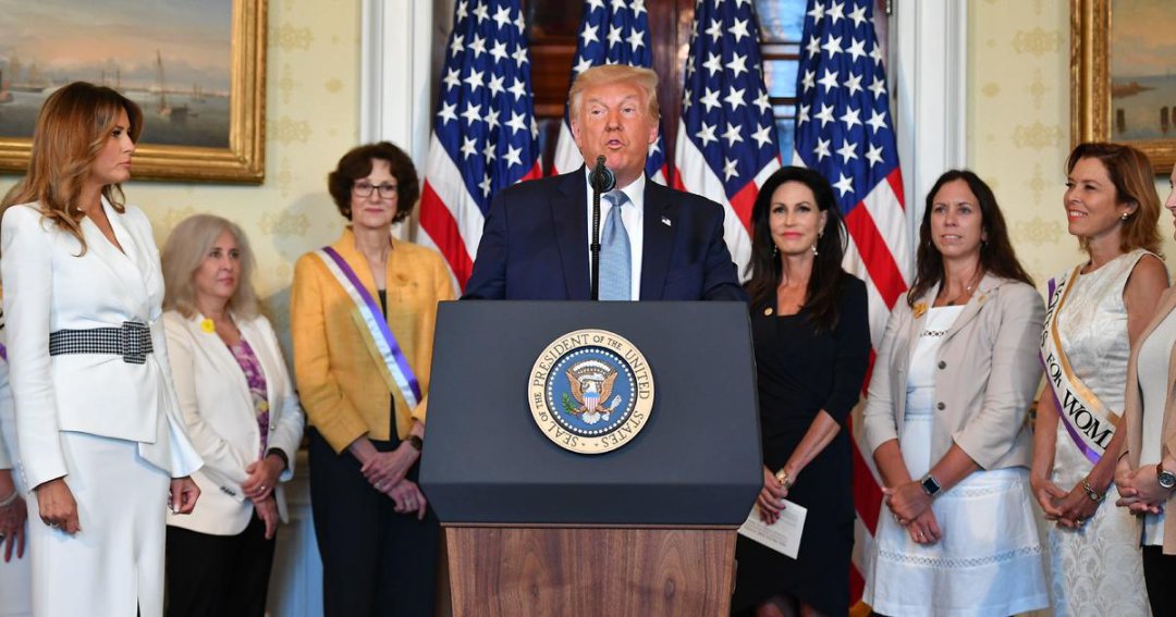 如何看待特朗普宣布特赦银行抢劫犯的做法呢?