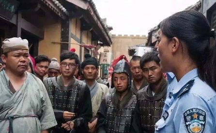 高校毕业女生放弃稳定工作，在横店当群演，当群演需要具备哪些条件？