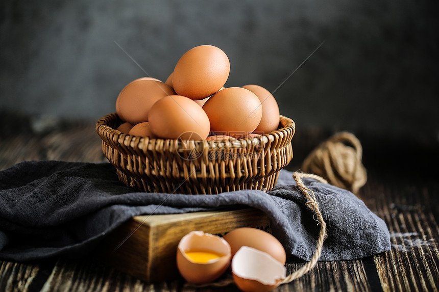 鸡蛋在鸡肚子里没有任何连接，那么它是如何变大的？