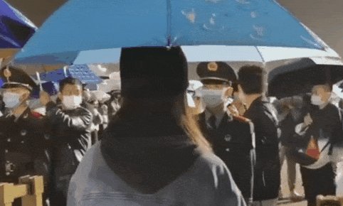 市民给撑伞，执勤武警为何后退一步？