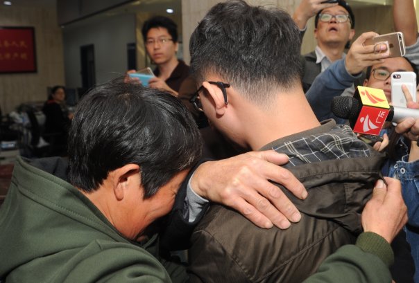 哈尔滨一位11岁女孩在家楼下补课后失联已11年,妈妈是如何回应此事的?