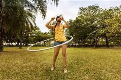 90后女孩一分钟摇300个呼啦圈，她是以此为生吗