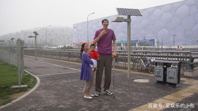 中国第一巨人鲍喜顺:不听医生劝告执意生下一子,儿子现状如何?