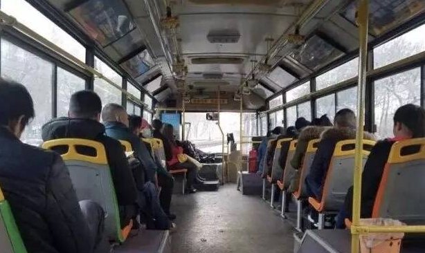 坐公交我总喜欢坐最后一排位子，这是为啥