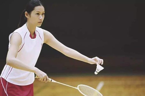 小男孩打羽毛球写一组连续的动作?