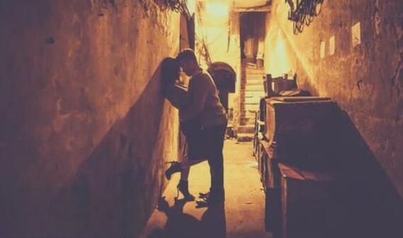 为什么男生接吻时候手不老实 男生的这种表现正常吗