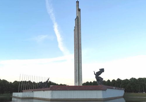 拉脱维亚首都苏联纪念碑被拆，各方人士对此有何表示？