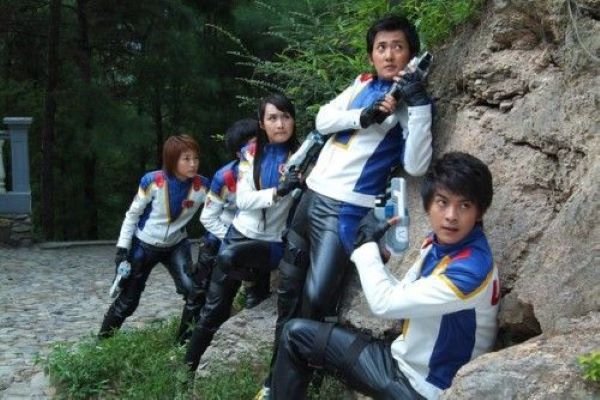 李佳航给儿子看自己演的动画片，他演的金甲战士给你留下了怎样的童年回忆？