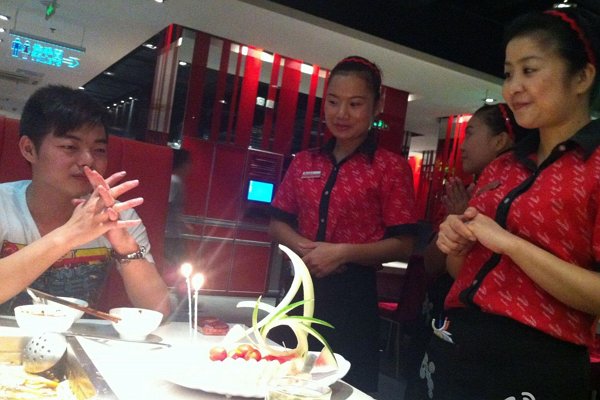 去年一年海底捞利润下降达九成,大家为何对海底捞审美疲劳?