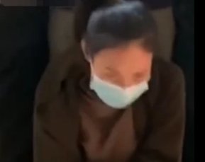 外孙女蹲下给生病姥爷当凳子,外孙女的行为值得表扬吗?