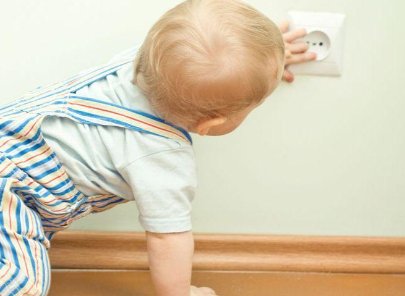 江西2岁男童在家玩刀时砍断食指，哪些物品要放到孩子摸不到的地方？