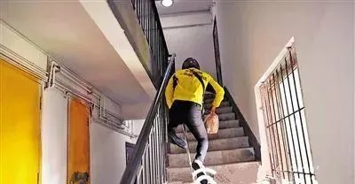 深圳一外卖小哥带被子送餐,这位外卖小哥为何这么做?