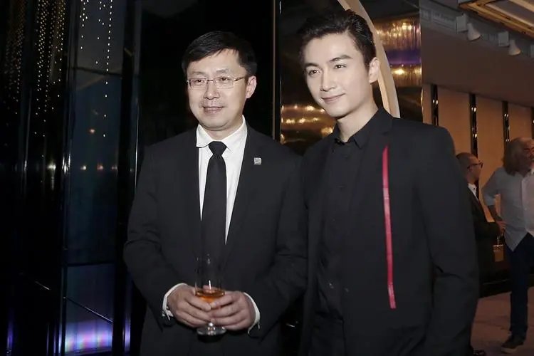 陈晓微博在线回复网友评论,私下生活中他的性格是怎样的?