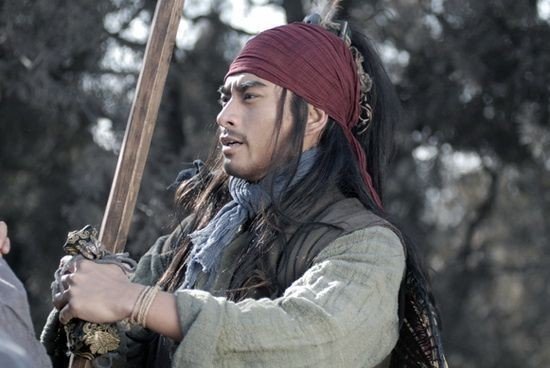 武松在杀他嫂嫂前，为何要撕她“肚兜”？