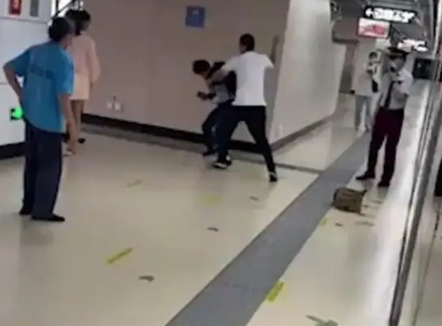 引发关注！武汉一男子乘地铁不戴口罩被同车乘客殴打，这算不算道德绑架？