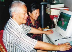 80岁老人每天玩游戏6小时，老年人适当的玩手机有何益处？