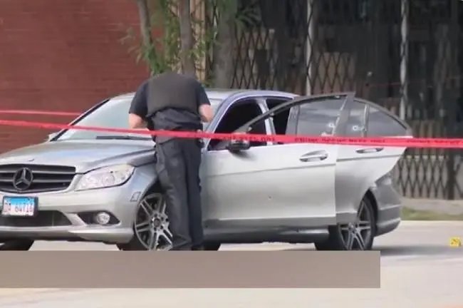 美国宾州一汽车撞向人群，致1死17伤，司机是否涉嫌违法驾驶？