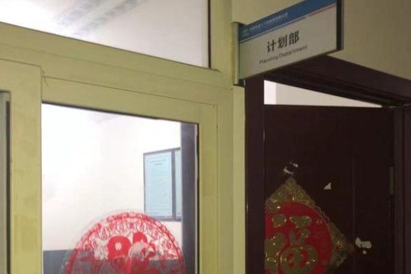 青岛一女子称在中铁十六局遭脚踹,工作人员为何敢这么嚣张?