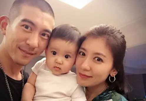 贾静雯宅在家帮修杰楷剃头,一失手整片头发没了,男方当时有何反应?