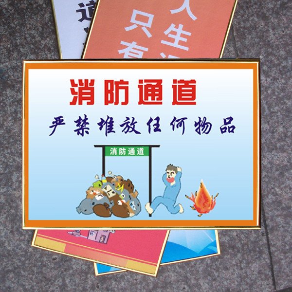 工作人员在地铁10号线西钓鱼台站晾被单，你理解这样的做法吗？