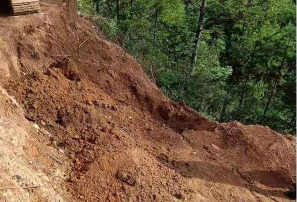 福建男子将工友尸体深埋工地，事后淡定帮寻人，最终是如何露出马脚的？