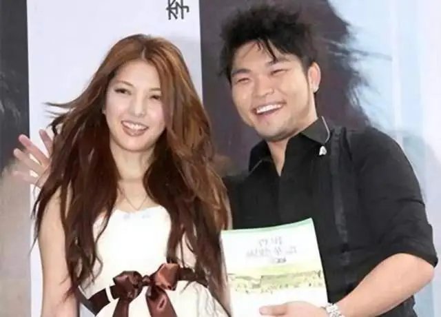 李玖哲开演唱会，痛哭感谢日籍老婆，她的妻子对他有怎样的照顾？