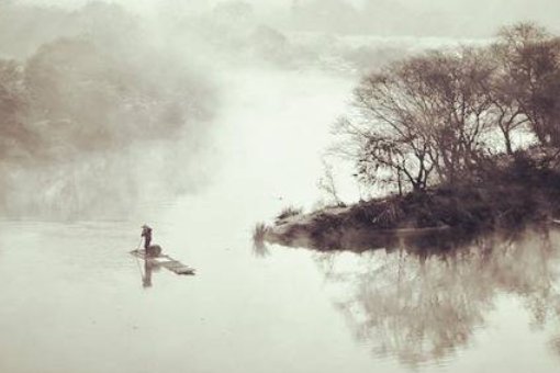 一帆一桨一渔舟，一个渔翁一钓钩。一俯一仰一顿笑，一江明月一江秋的意思