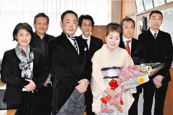 84岁女高中生毕业，子女到场祝贺！老奶奶身上有哪些值得我们学习的精神？