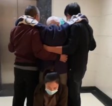 外孙女蹲下给生病姥爷当凳子,外孙女的行为值得表扬吗?